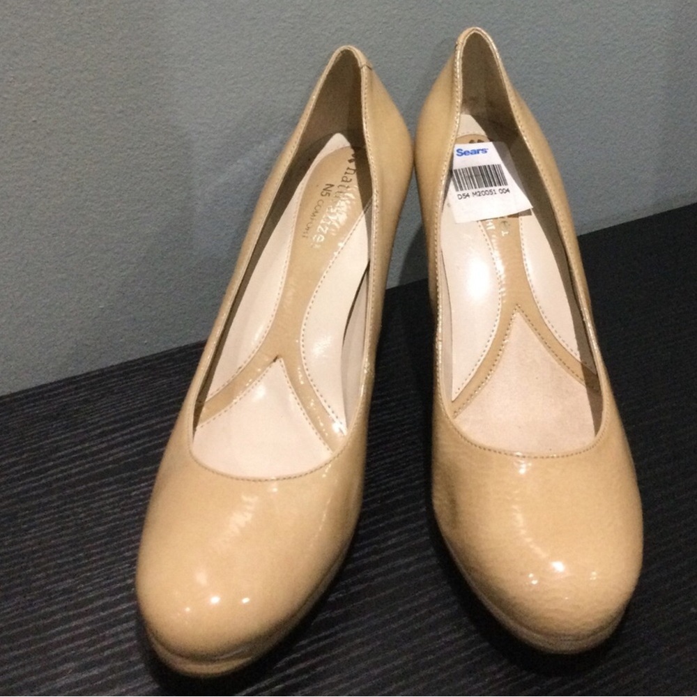 BNWT Naturalizer Beige Patent Round-Toe Heels